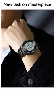 Détail d'une montre bracelet numérique professionnelle pour homme, étanche et lumineuse