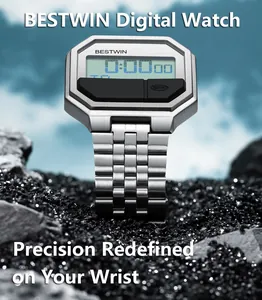 Nahaufnahme der silbernen Digitaluhr von BESTWIN auf robusten schwarzen Steinen im Freien.