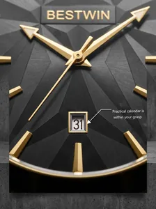 Détail du cadran de montre BESTWIN avec motif géométrique et guichet de calendrier