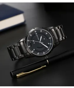 Détail d'une montre BESTWIN noire pour homme avec cadran rotatif et index en cristal.