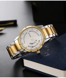Détail de la montre à quartz BESTWIN pour hommes avec un cadran blanc texturé chic.
