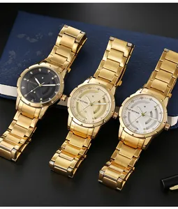 Trois montres dorées pour hommes avec un cadran rotatif unique en noir, or et argent.