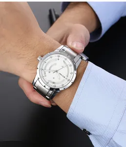 Gros plan d'une montre à quartz pour homme avec cadran blanc et bracelet argenté.