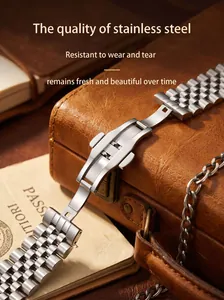 Nahaufnahme eines hochwertigen Edelstahl-Uhrenarmbands mit Butterfly-Verschluss