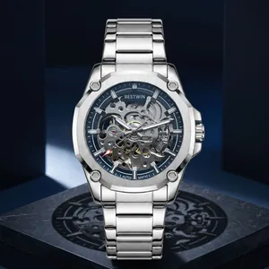 Primer plano del reloj mecánico automático Bestwin para hombre con esfera esqueleto