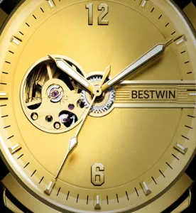 Détail en gros plan du cadran d'une montre mécanique automatique à tourbillon doré
