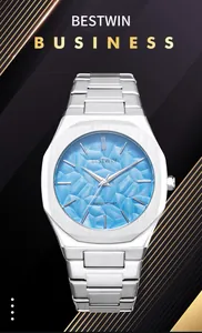 Gros plan sur la montre à quartz pour homme avec cadran bleu clair à motif de feuilles