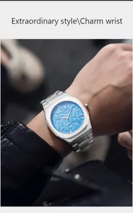 Détail de la montre à quartz BESTWIN pour homme avec cadran à feuilles bleues sur le poignet