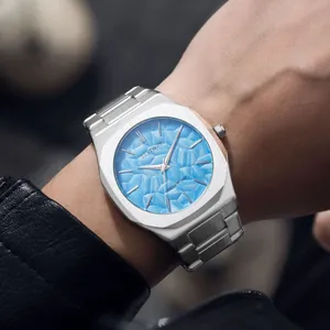 Montre pour homme en acier argenté avec cadran bleu à relief feuille