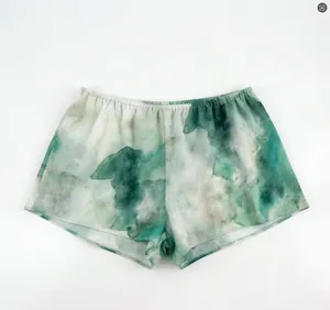 Détail de l'imprimé à l'encre verte sur le short de détente en soie de mûrier