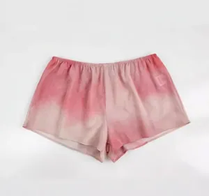 Vue détaillée du motif dégradé rose sur ce short luxueux en soie de mûrier pour femme.