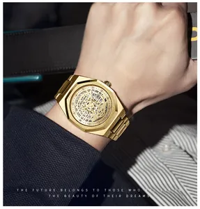 Détail de la montre squelette BESTWIN pour hommes avec boîtier octogonal doré portée au poignet
