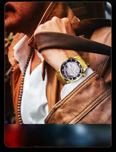 Gros plan détaillé d'une montre à quartz squelette dorée pour homme sur le poignet d'un modèle