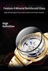 Détail du verre minéral haute définition résistant aux rayures d'une montre dorée