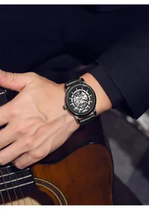 Détail de la montre mécanique automatique squelette au poignet avec guitare en fond
