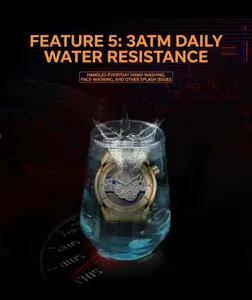 Vue détaillée d'une montre squelette dorée dans l'eau montrant l'étanchéité 3ATM