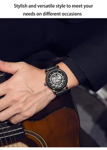Vue détaillée d'une montre mécanique automatique squelette pour homme portée avec un costume