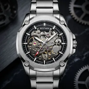 Primer plano detallado de la esfera del reloj automático esqueleto BESTWIN en color plata.