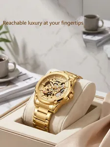 Primer plano detallado del reloj mecánico automático de esqueleto Bestwin en tono dorado.