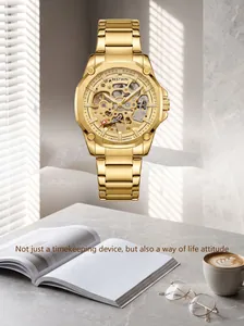 Detalle exquisito de un reloj mecánico automático de esqueleto dorado de lujo Bestwin para hombre