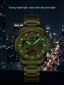 Esfera y agujas luminosas del reloj automático Bestwin contra una ciudad nocturna