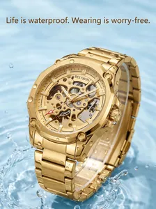 Primer plano del reloj automático esqueleto BESTWIN para hombre en oro con salpicaduras