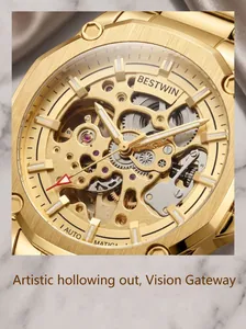 Detalle de primer plano del movimiento del reloj mecánico automático Bestwin para hombre.