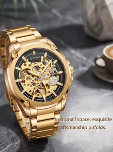 Vista detallada del reloj automático de esqueleto Bestwin para hombre en oro.