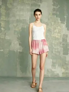 Short de pyjama en soie de mûrier pour femme avec motif tie-dye rose pour l'été.