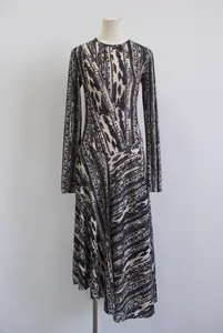 Vista detallada de un vestido ajustado de manga larga con estampado de leopardo y letras.