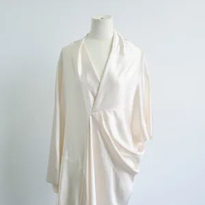 Elegante minimalistische witte acetaatjurk met V-hals en gedrapeerd frontontwerp