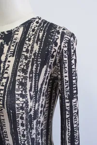 Primer plano de un vestido de diseño con intrincado estampado de rayas tipográficas
