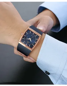Nahaufnahme der flachen BESTWIN quadratischen Herrenuhr mit blauem Zifferblatt am Handgelenk