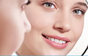 Primer plano de una sonrisa blanca y saludable que se refleja en un espejo dental