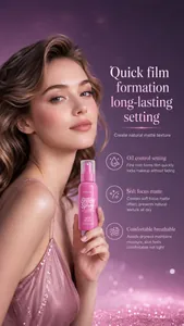 Gros plan d'un spray fixateur mat rose tenu par un mannequin au maquillage éclatant.