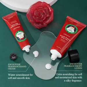 Détail de la crème mains et lait corps de Noël KORMESIC avec texture soyeuse