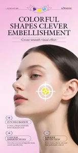 Primo piano di un cerotto per acne colorato a forma di cuore sul viso femminile per coprire
