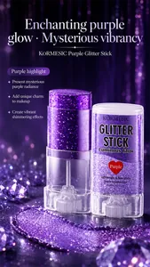 Vue détaillée du stick enlumineur pailleté violet KORMESIC pour un éclat scintillant.