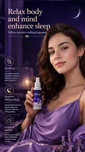 Lavendel slaapspray detail met een model in een ontspannende nachtelijke slaapkamer