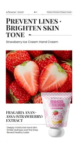 Detailansicht der KORMESIC Erdbeer-Handcreme vor einem frischen Fruchthintergrund.