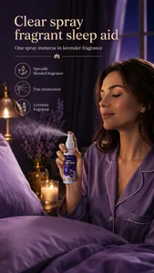 Ontspannen vrouw die KORMESIC lavendel slaapspray gebruikt in een gezellige slaapkamer