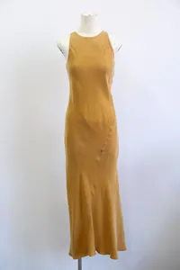Elegante abito lungo in Cupro giallo senape, vista frontale su manichino bianco.