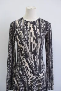 Detalle del vestido de diseño ENK con estampado de letras abstractas y entallado
