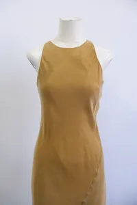 Vista dettagliata di un elegante abito lungo in cupro senza maniche color cammello su manichino