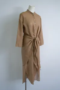 Elegante lange ramie jurk met mandarijn kraag en wikkelceintuur op een paspop.