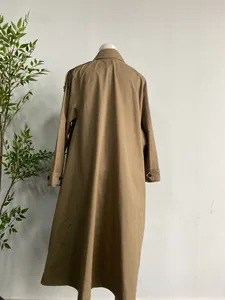 Vista trasera detallada de una gabardina larga clásica de color caqui para mujer