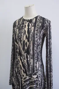 Detalle de un vestido de diseño ajustado con un elegante estampado de letras negras