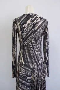 Vista trasera detallada de un vestido de diseñador ajustado con estampado de letras
