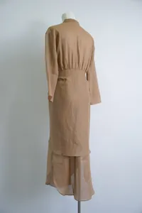 Achteraanzicht van een kaki ramie lange jurk met Chinese opstaande kraag en taille-accent