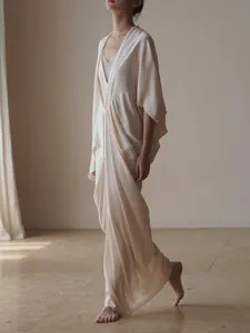 Elegante witte acetaat jurk met V-hals, Frans en Chinees minimalistisch ontwerp